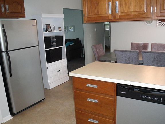 5th image of 1060 W Broadway Ave