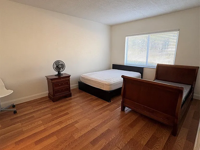 101 SE 6th Ave #2 — Photo 10