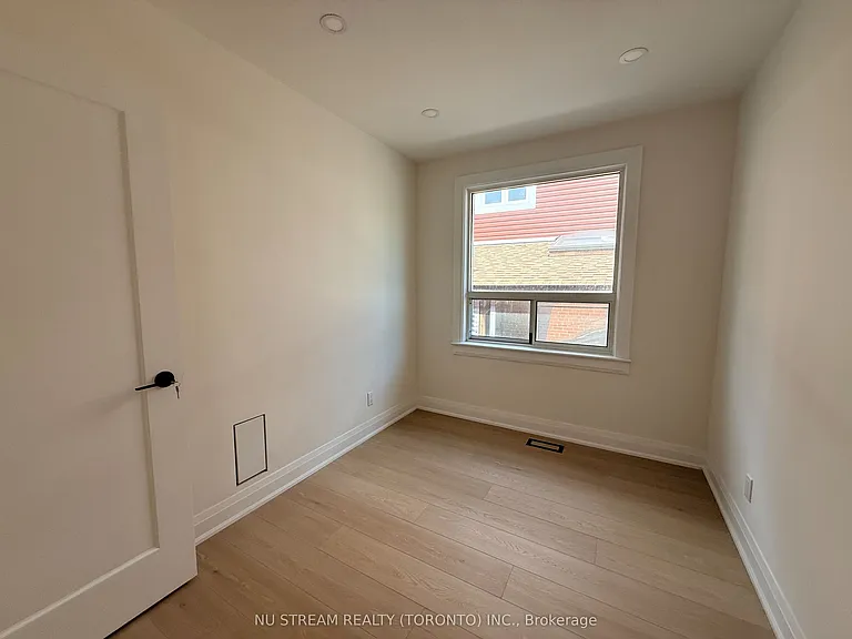 6 Rosemarie Dr #UPPER LEVEL — Photo 12