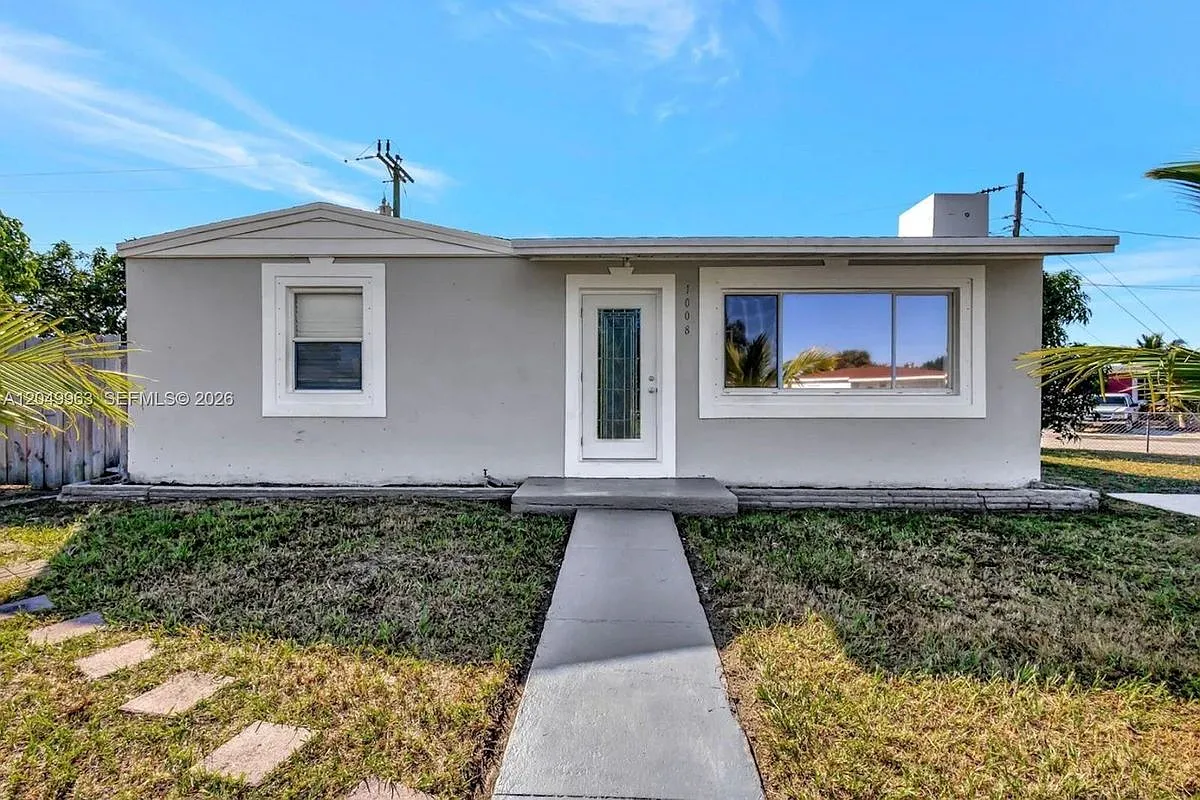 3 bed, 1.0 bath, 936 sqft, $2,800 — Photo 1
