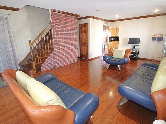 3rd image of 2250 E 70th St