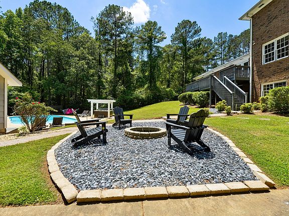 Fire pit area (no firewood provided)