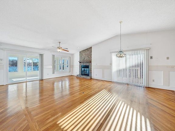 3rd image of 812 Lakemount Dr