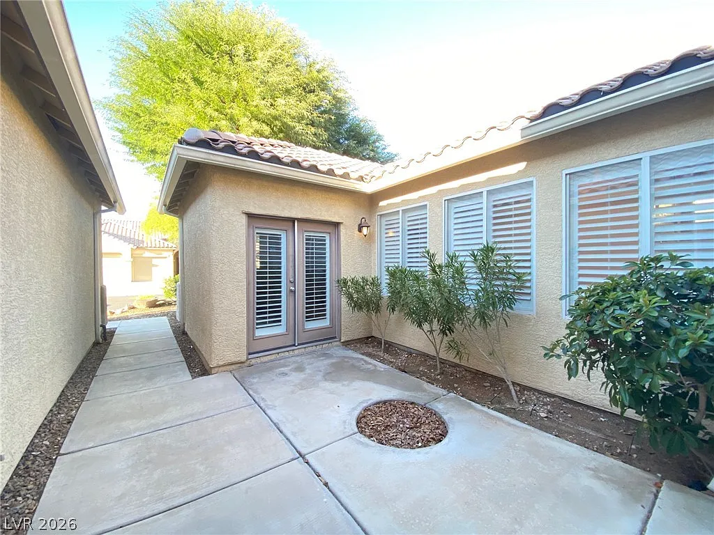 4 bed, 2.0 bath, 2200 sqft, $2,300 — Photo 4
