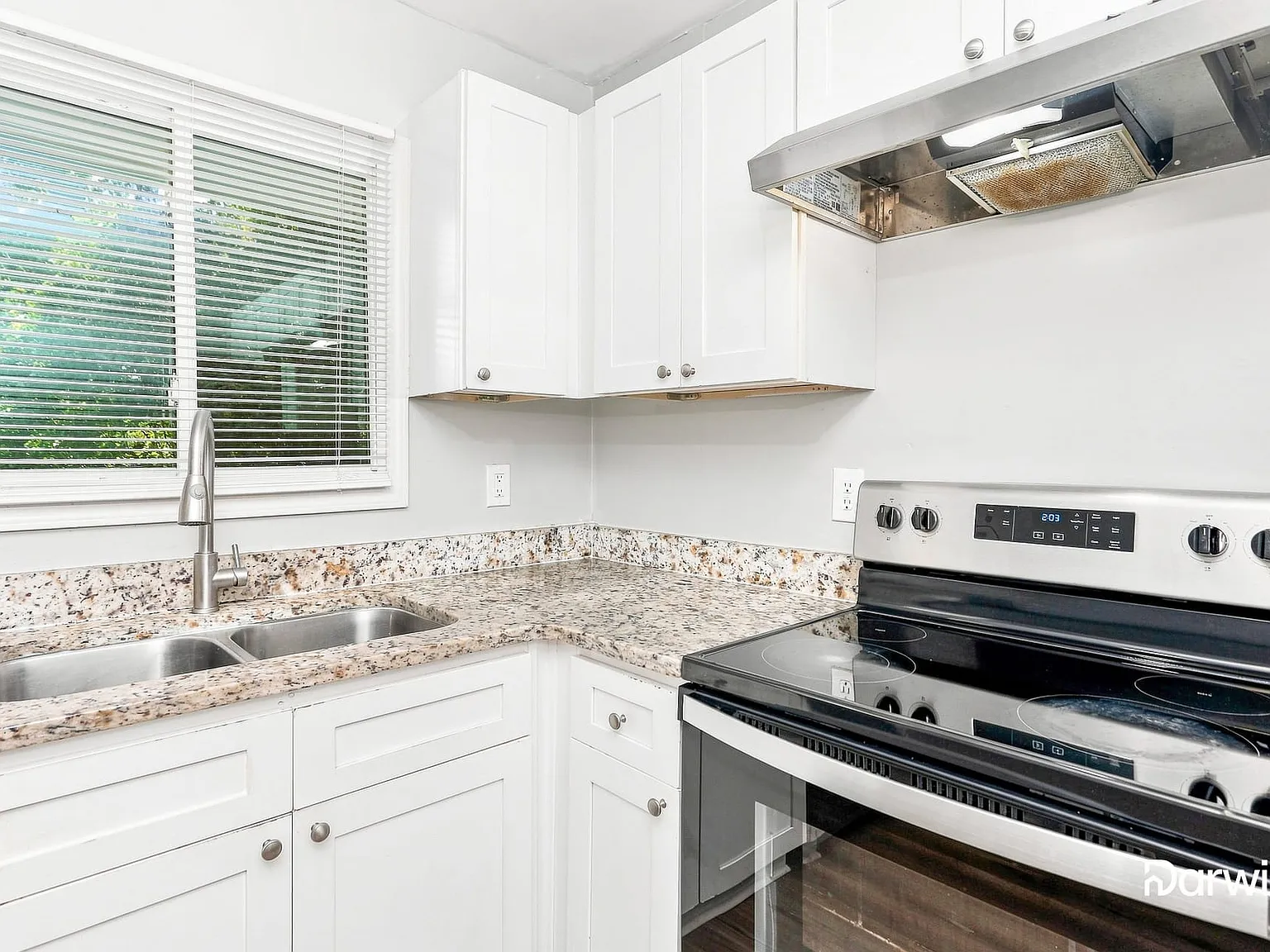 5 bed, 1.5 bath, 1588 sqft, $1,660 — Photo 3