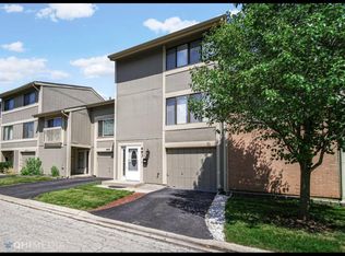 493 Canterbury Trl, Roselle, IL 60172