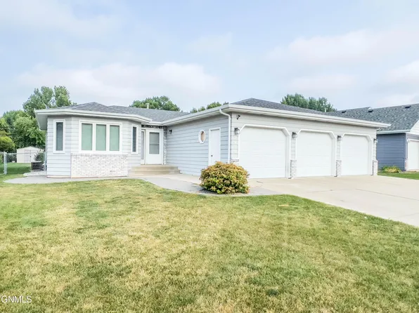 2914 Manchester St, Bismarck, ND 58504