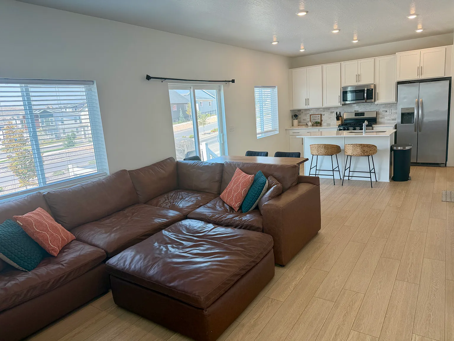 5 bed, 3.5 bath, 2350 sqft, $2,700 — Photo 4