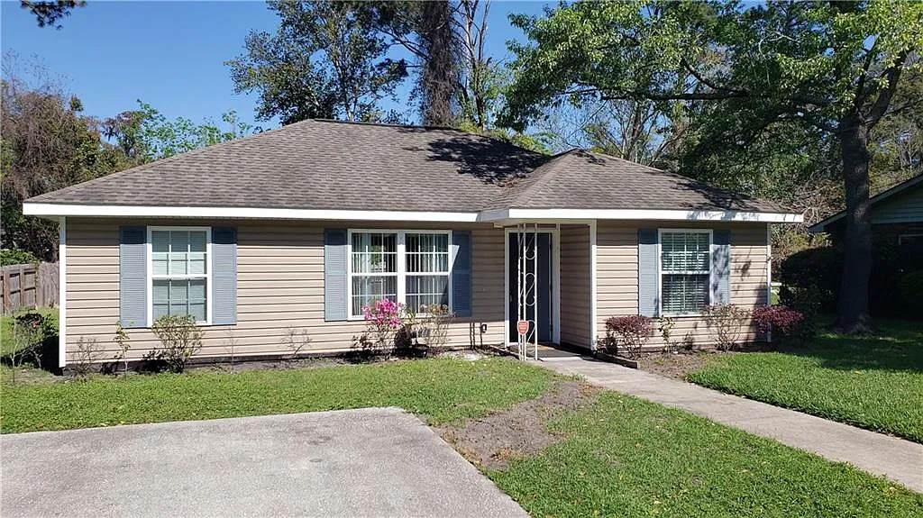 Pet-Friendly 3-Bedroom Home with Fenced Backyard in Brunswick! — Photo 1