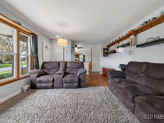 5th image of 6044 Belmont Ave NE