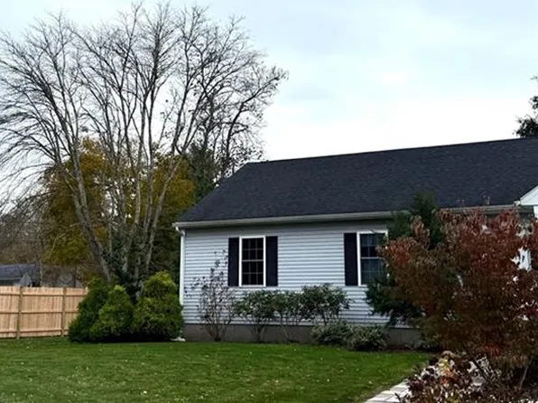 4 Village Rd, Bradford, RI 02808