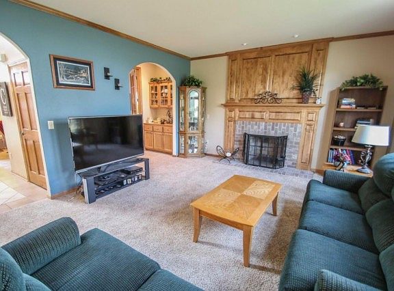 2nd image of 3800 Woodland Trl