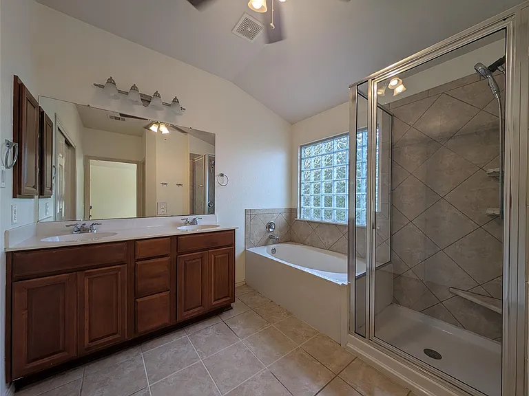 1602 Westmeadow Trl — Photo 21