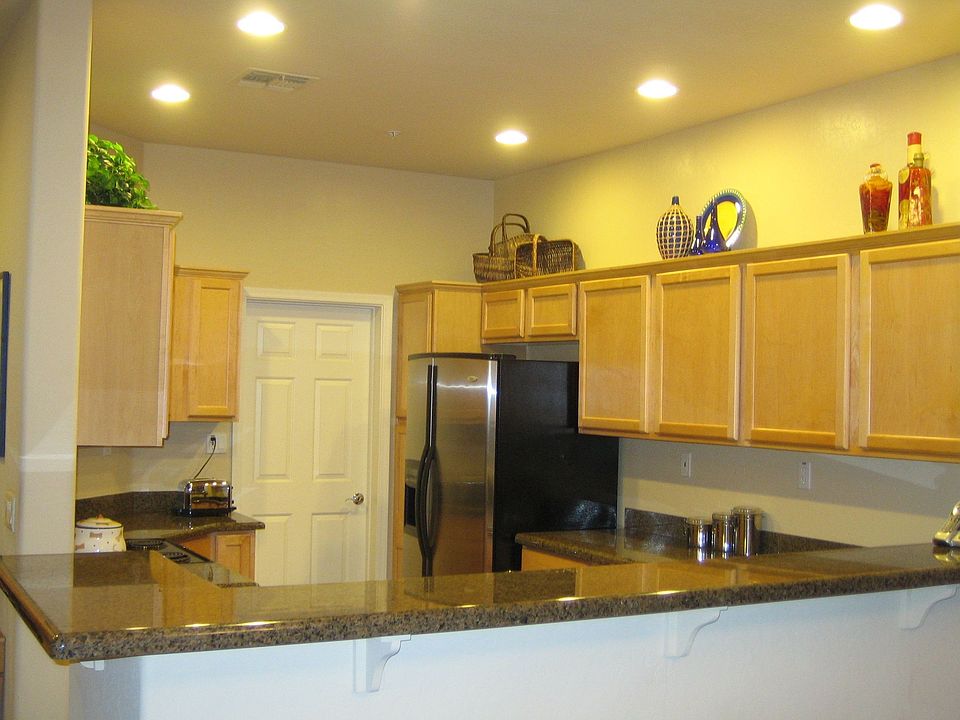 Upgraded kitchen (granite, stainless steel fridge)