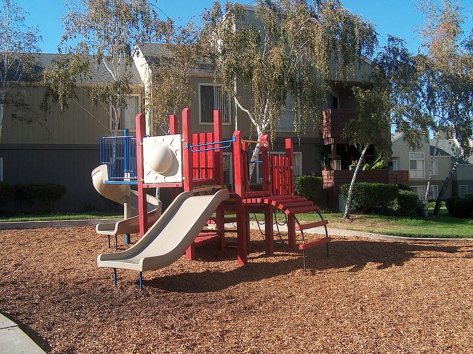 2nd image of 1073 Shoreview Ct