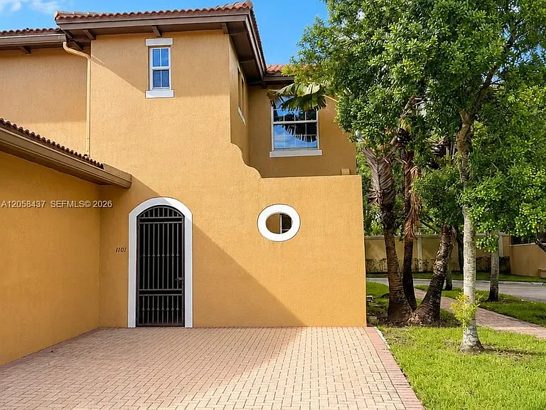 1101 SW 147th Ter #1101 — Photo 2