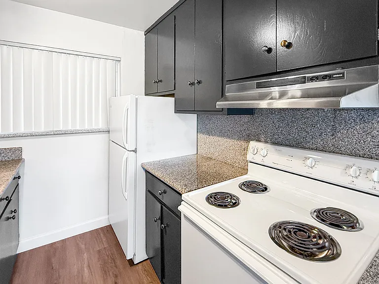 480 Crescent — Photo 12