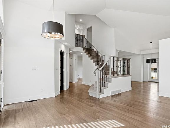 2nd image of 210 Horlick CRESCENT