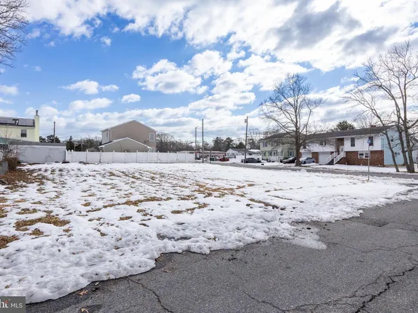 302 Falcon Dr, Little Egg Harbor, NJ 08087