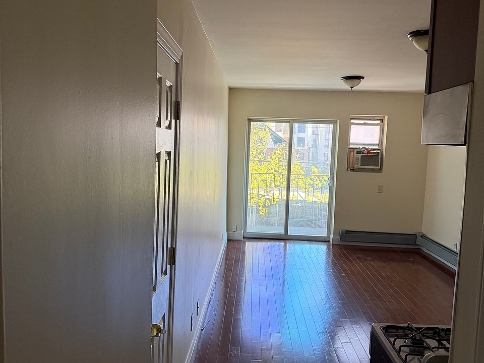 1st image of 16915 89th Ave APT 3B