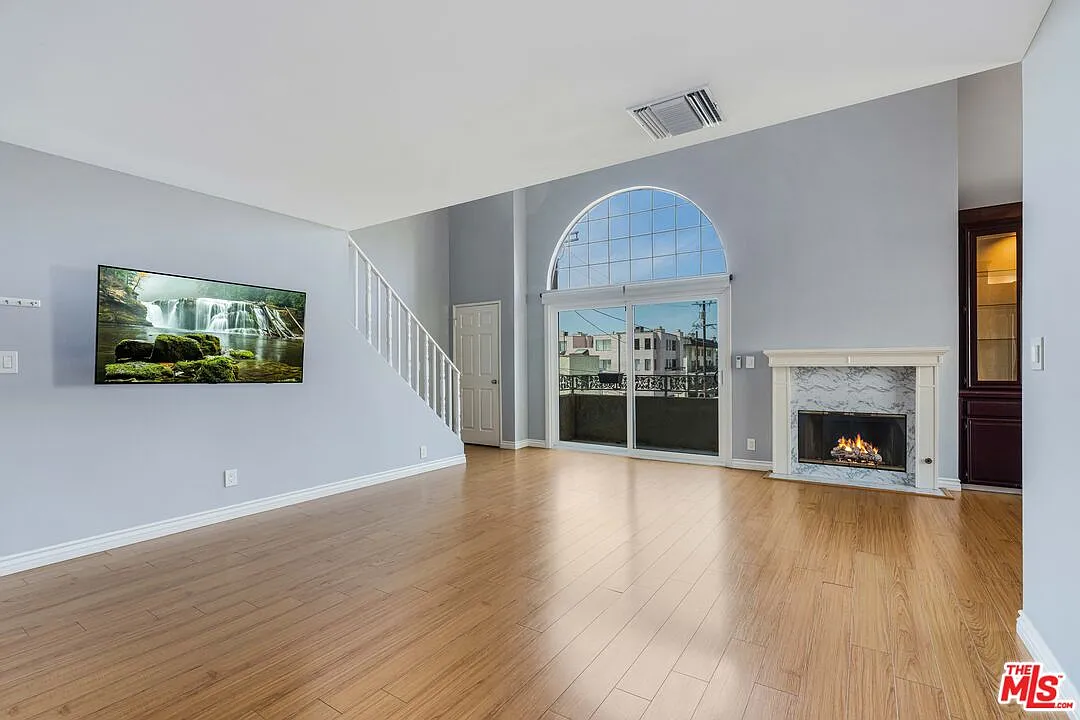 3 bed, 2.0 bath, 1482 sqft, $5,195 — Photo 2