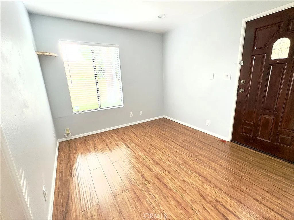 3 bed, 1360 sqft, $4,100 — Photo 2
