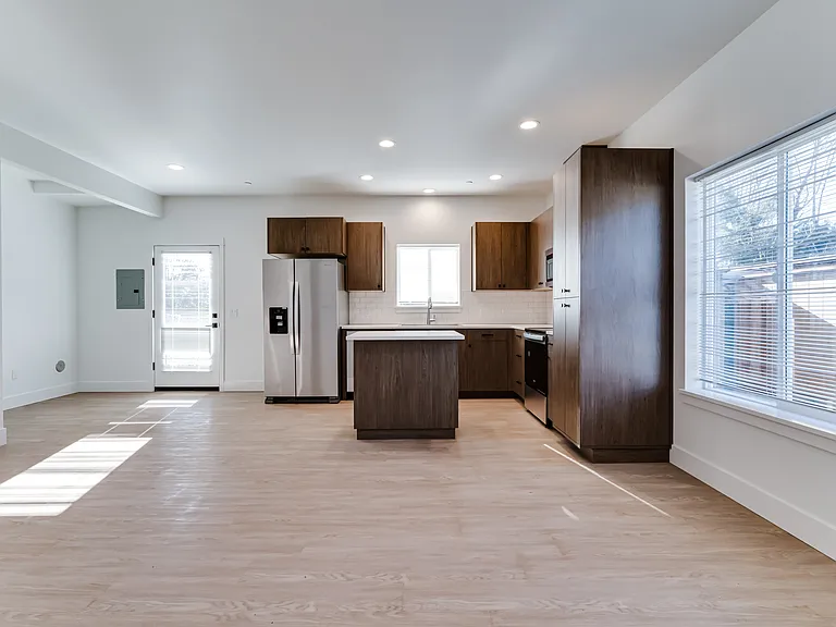 1546 Lake Dr — Photo 2