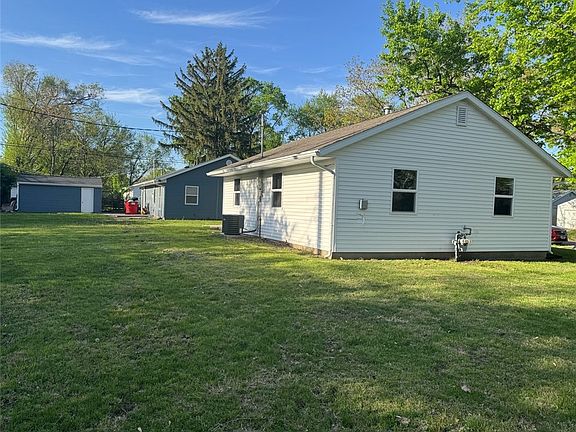 4th image of 1320 Hedge Rd