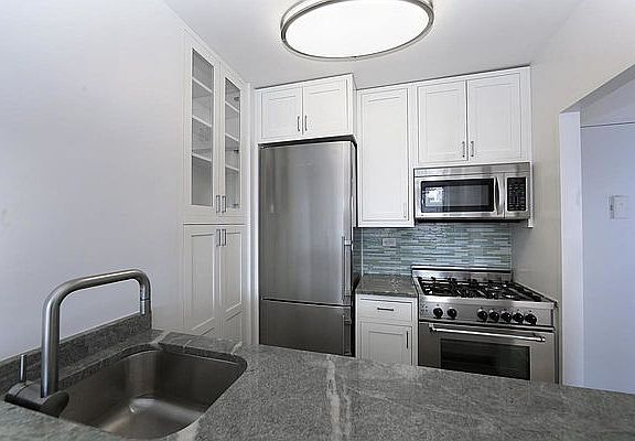 4th image of 424 W End Ave #911