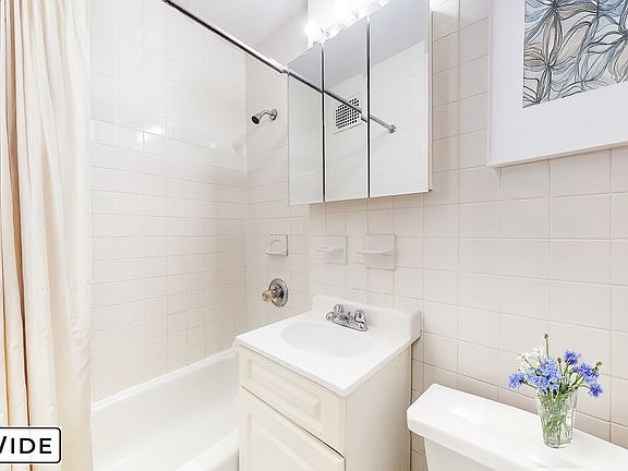 4th image of 230 E 81st St APT 2a