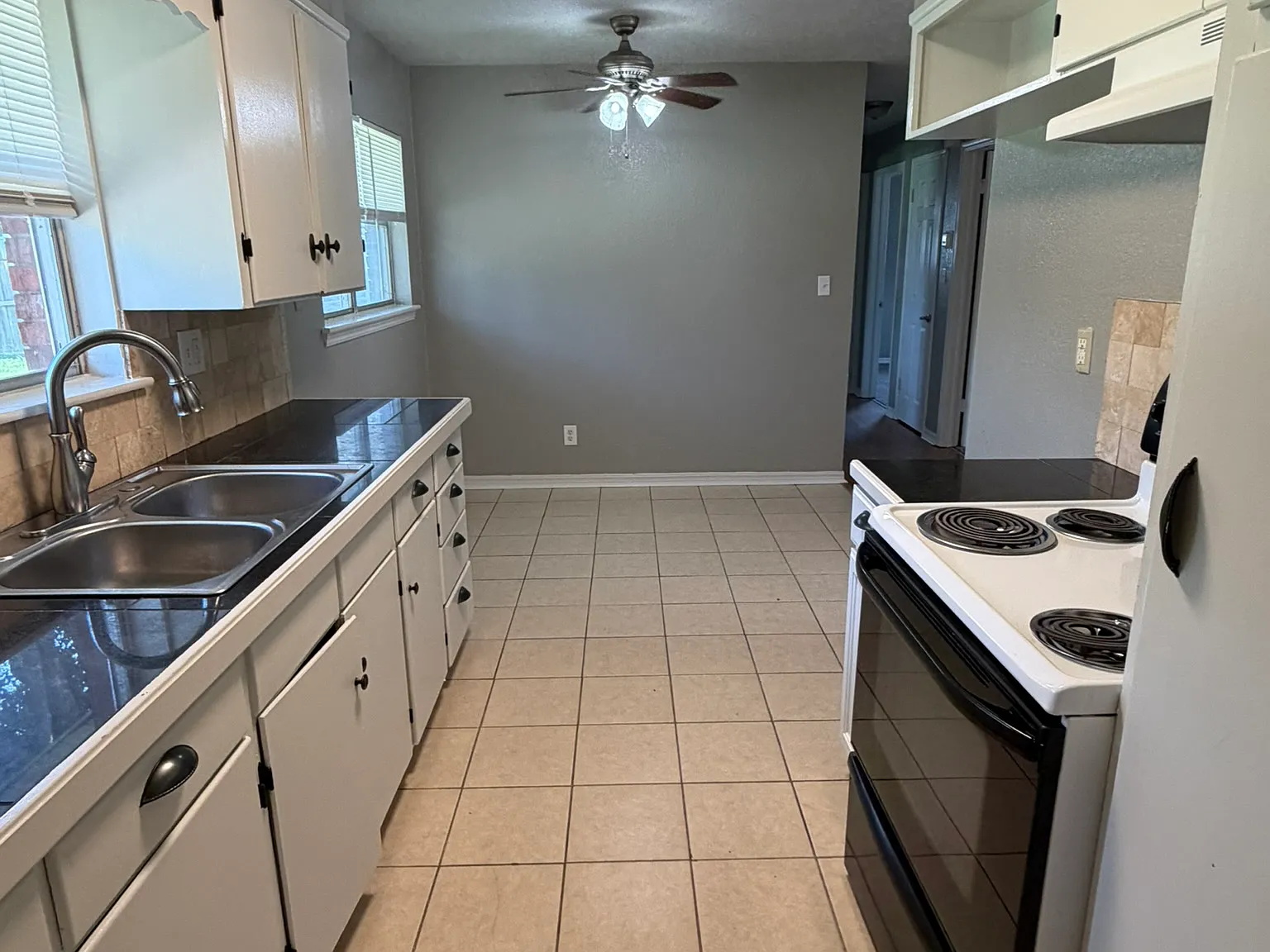 3 bed, 970 sqft, $1,200 — Photo 3