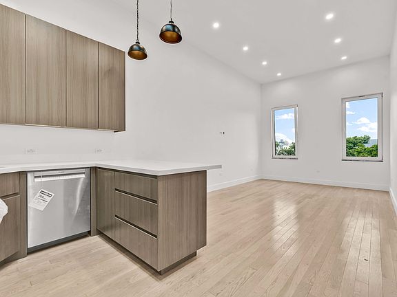 5th image of 36-04 Astoria Blvd S #Penthouse 5