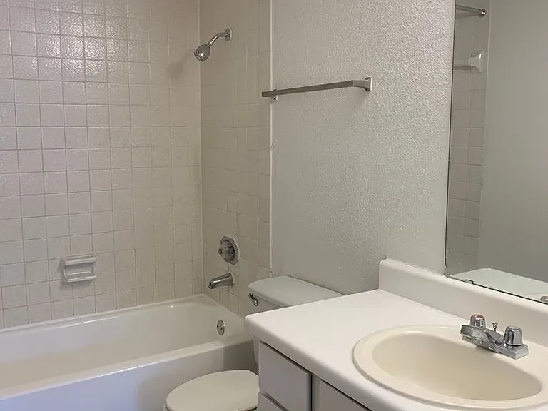 Emerald Cove Apartments — Photo 120