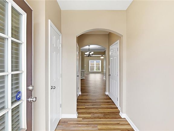 3rd image of 1924 Dilcrest Dr