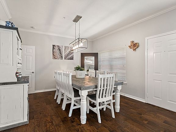 5th image of 1049 Colonial Dr