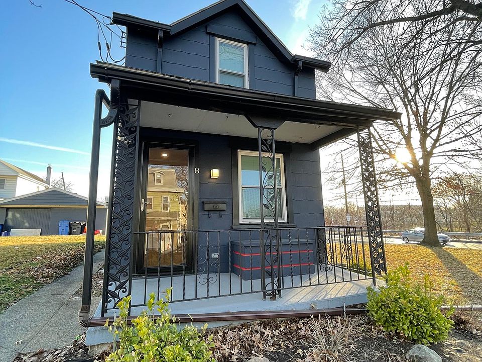 Facing Chestnut Street, views of the park and river - side yard well kept