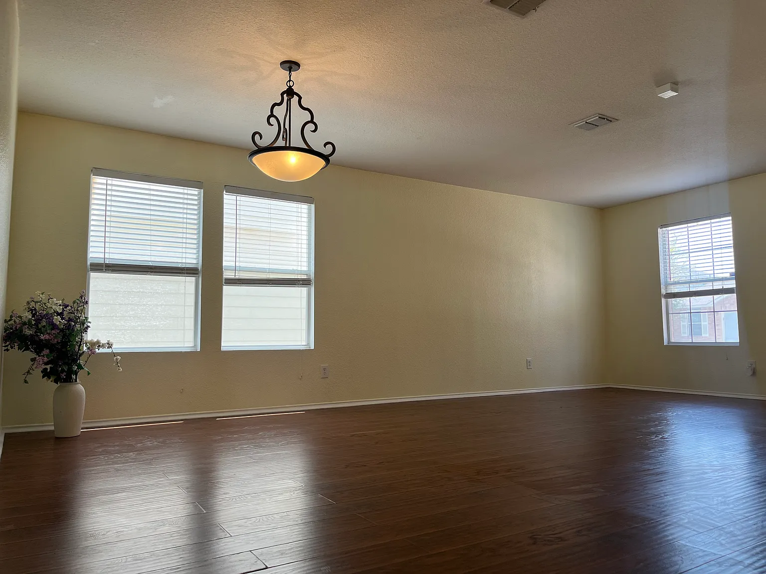 4 bed, 2.5 bath, 2430 sqft, $2,000 — Photo 4