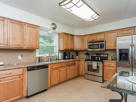 3rd image of 2528 Luddington Dr