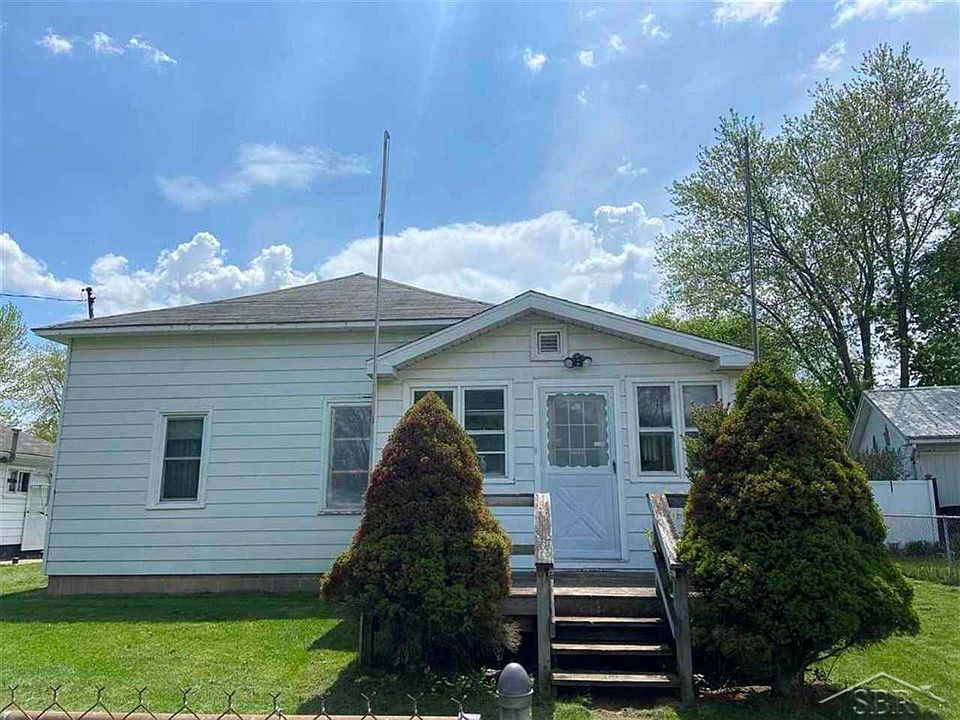 515 Manee St, Clare, MI 48617 Zillow