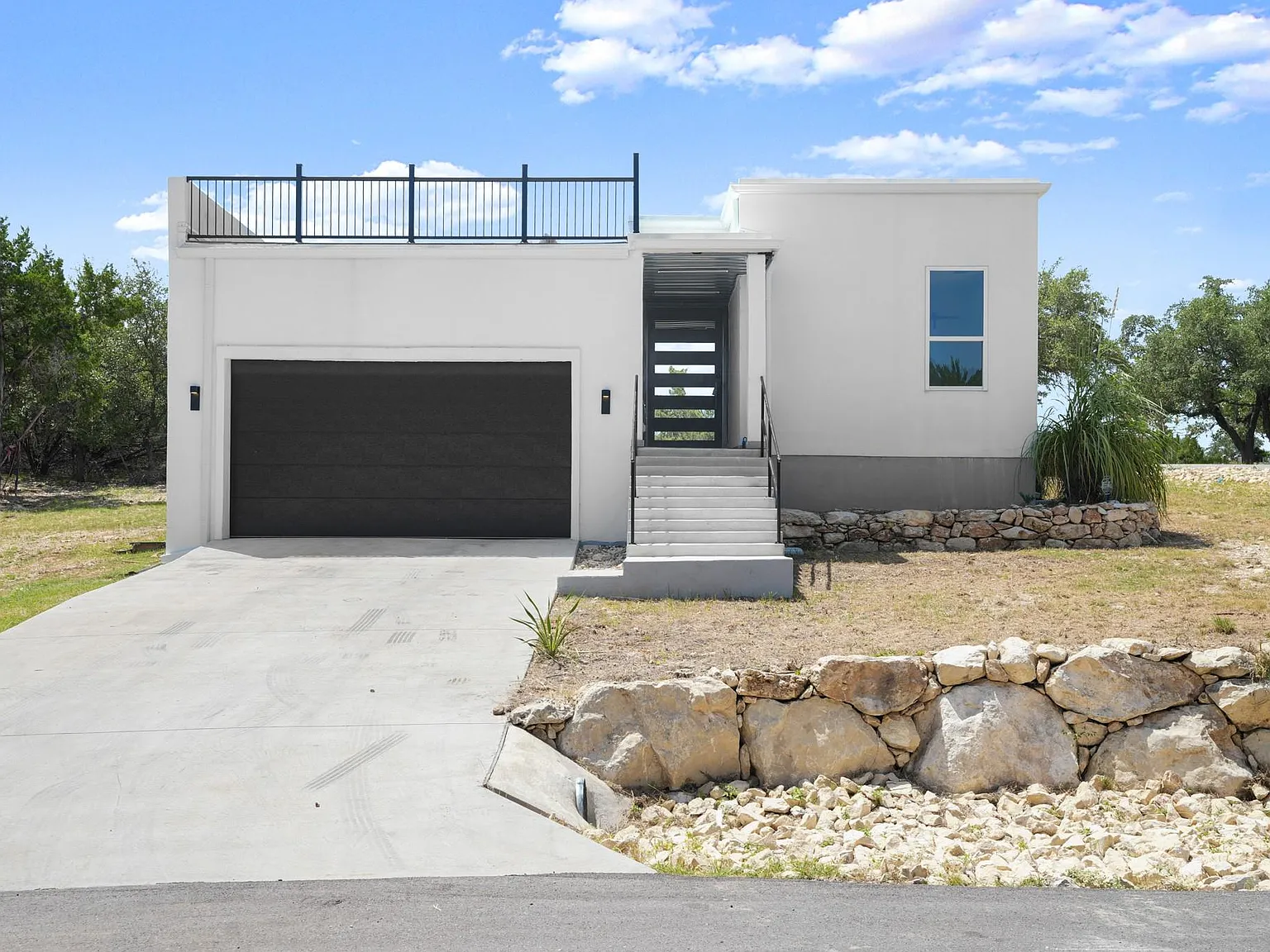 4 bed, 2.5 bath, 2250 sqft, $2,800 — Photo 1