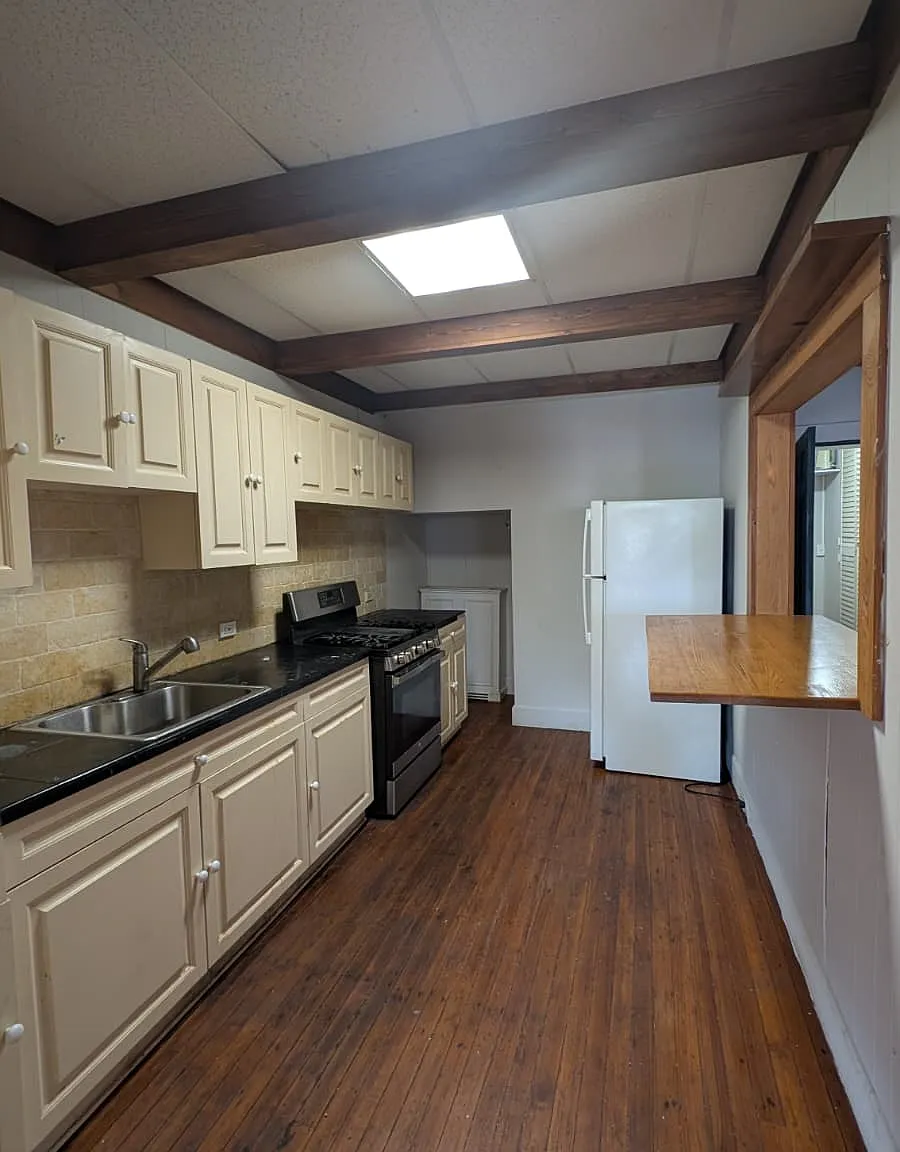 3 bed, $1,900 — Photo 2