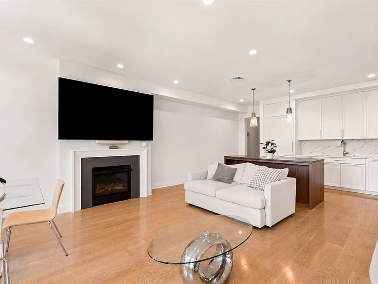 100 Linden St #203 — Photo 9