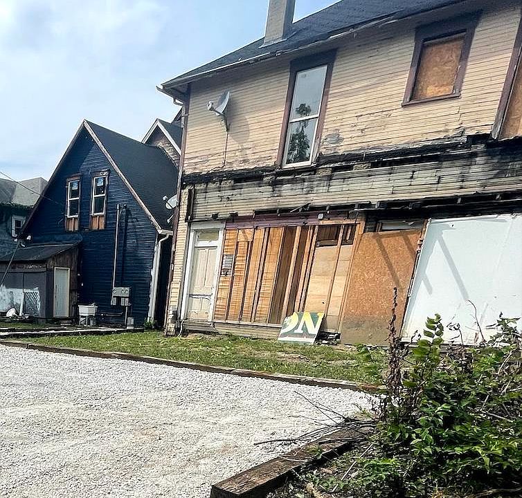 2nd image of 415 W Howard St