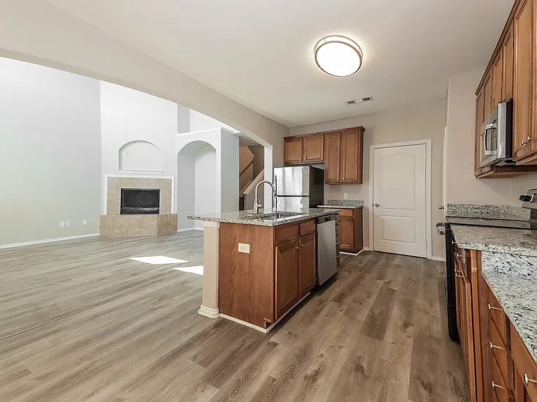 1820 Plymouth Dr — Photo 9