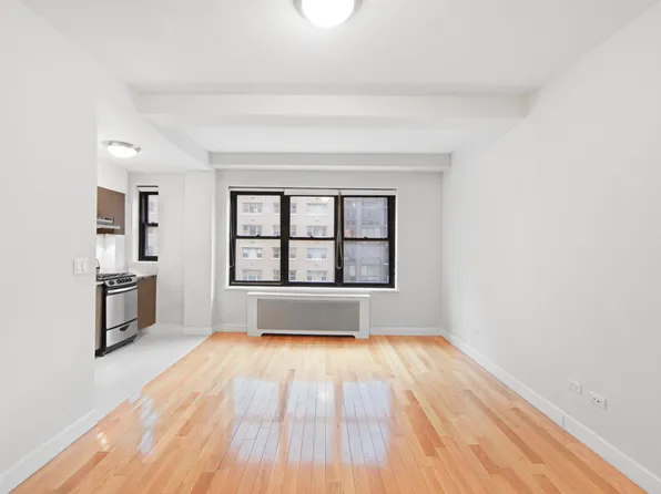 400 East 57th Street image 2 of 10