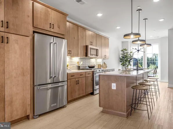 402 Swann Ave, Alexandria, VA 22301