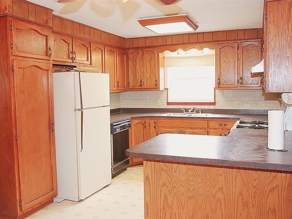 4th image of 814 Broadway St
