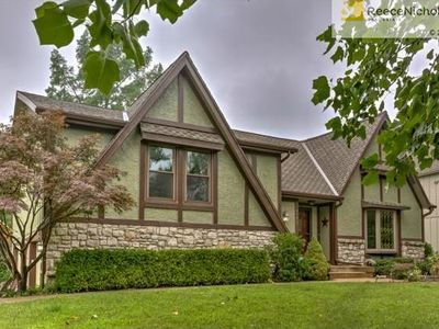 8972 Hall Dr, Lenexa, KS, 66219