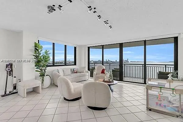 Brickell Key Ii Condo — Photo 2