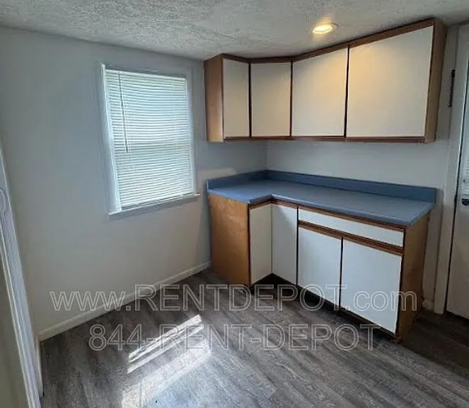 629 E Oregon St — Photo 6